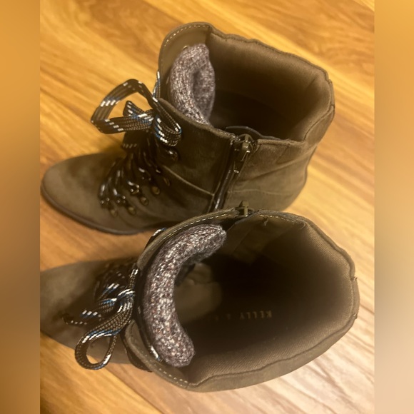 Block ankle boot with zipper on the side . - Picture 2 of 9